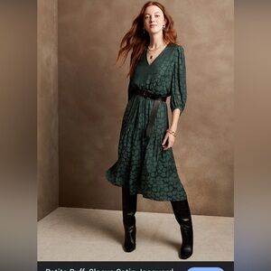 NWT Banana Republic green silk patterned dress. Size small. Puffed sleeve.
